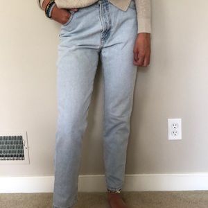 Light wash Mom jeans size 28. Never worn.